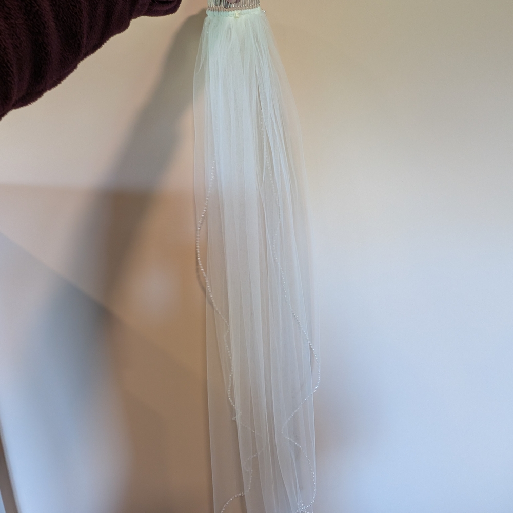 Delicate White Bridal Veil with Beaded Edge